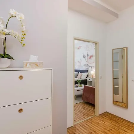 Apt In Prague Charles Bridge 1Km By Michal&Friends Exterior photo